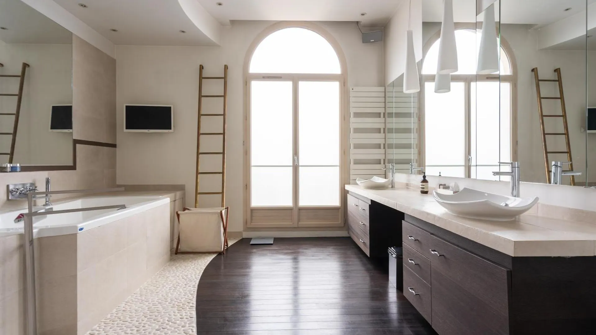 Luxury 4 Bedroom Eiffel Tower View Paris